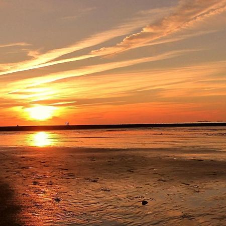 Luettje Huus Frieda Mit Strandkorb Am Strand Von Mai Bis September Куксхавен Екстериор снимка