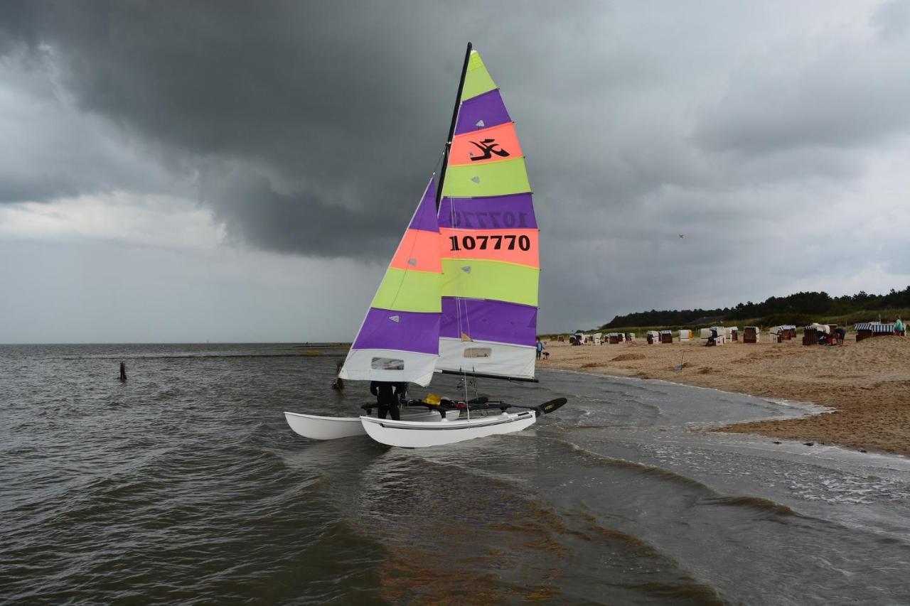 Luettje Huus Frieda Mit Strandkorb Am Strand Von Mai Bis September Apartment Куксхавен Екстериор снимка