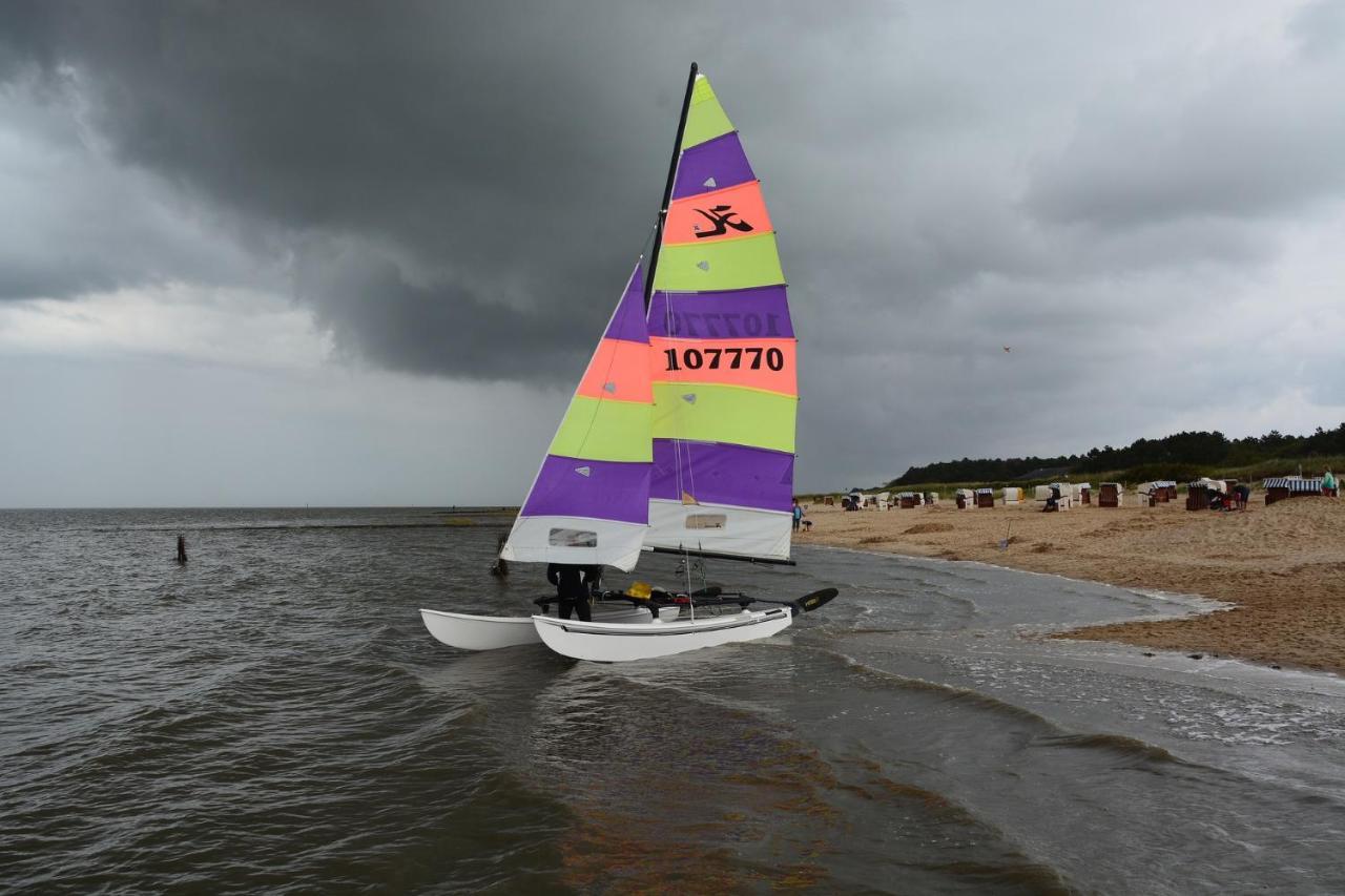 Luettje Huus Frieda Mit Strandkorb Am Strand Von Mai Bis September Куксхавен Екстериор снимка